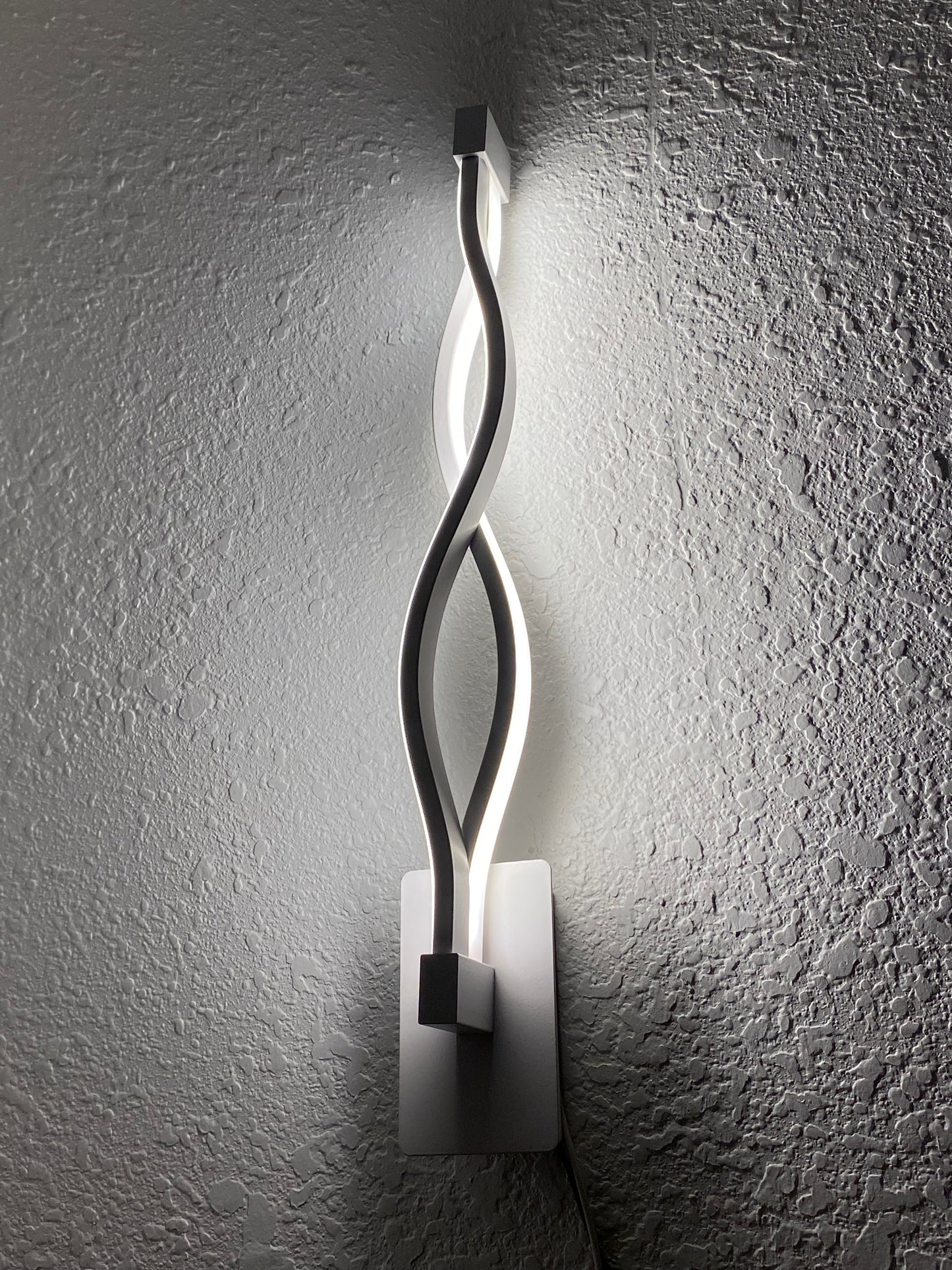 “Curvella” LED Wall Lamp – Style & Movement for Modern Living Spaces