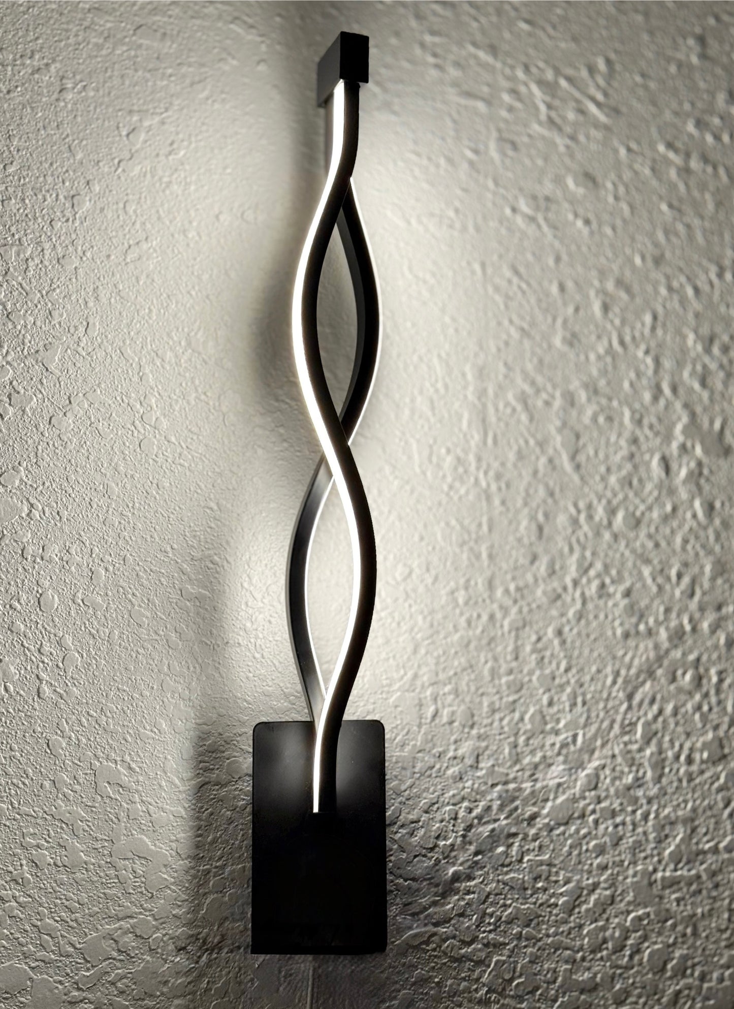 “Curvella” LED Wall Lamp – Style & Movement for Modern Living Spaces